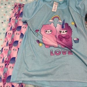 Kids pjs matching set.